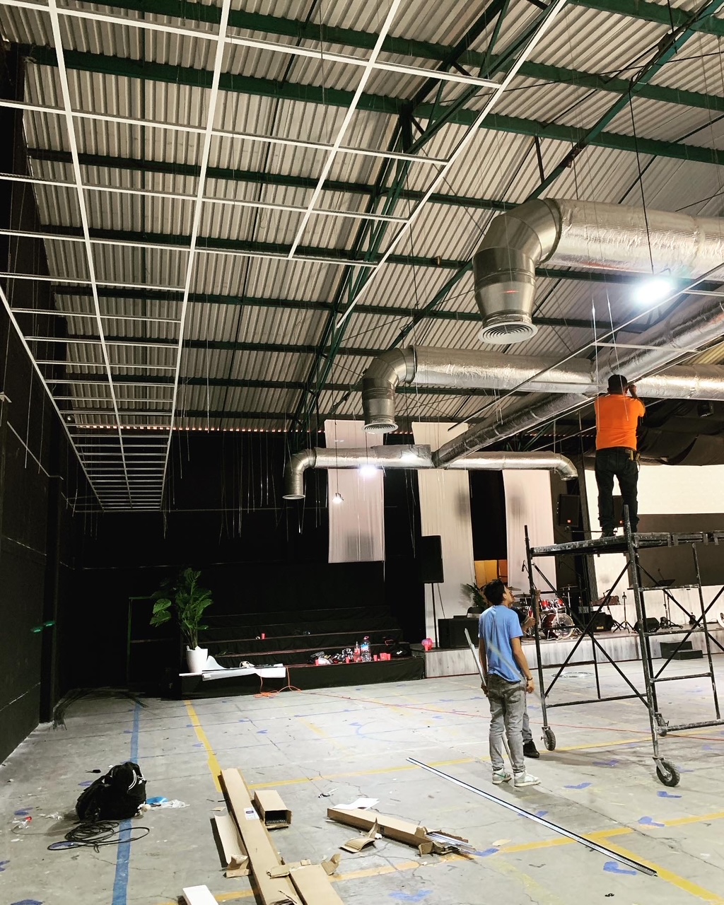 Antes instalación plafón reticular en auditorio, Coacalco, Estado de México
