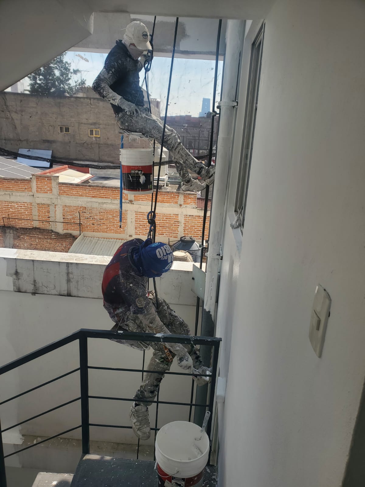 Trabajos en altura: ¿Cuánto cuesta pintar, limpiar o reparar fachadas y estructuras en CDMX? 2 pintura en fachada de edificio de 11 niveles, cdmx