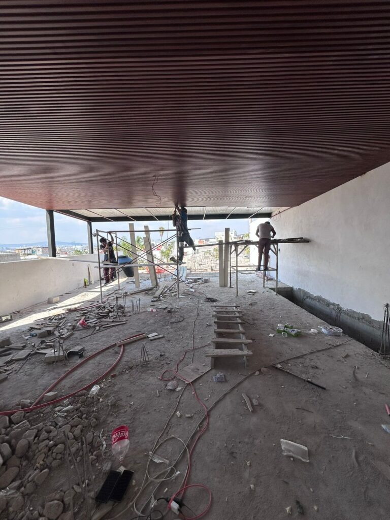 Colocación de WPC (Simulación Madera) En Plafón de Techado, Querétaro