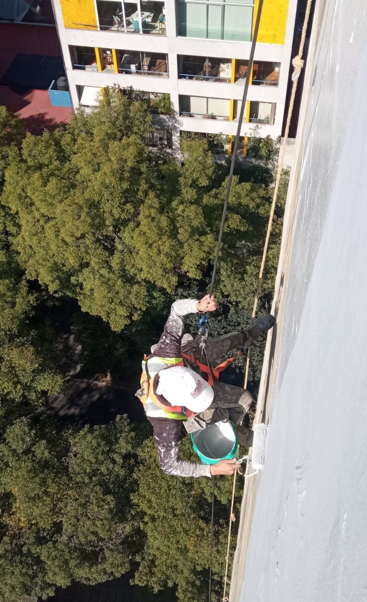 Trabajos en altura en fachada de edificio en CDMX