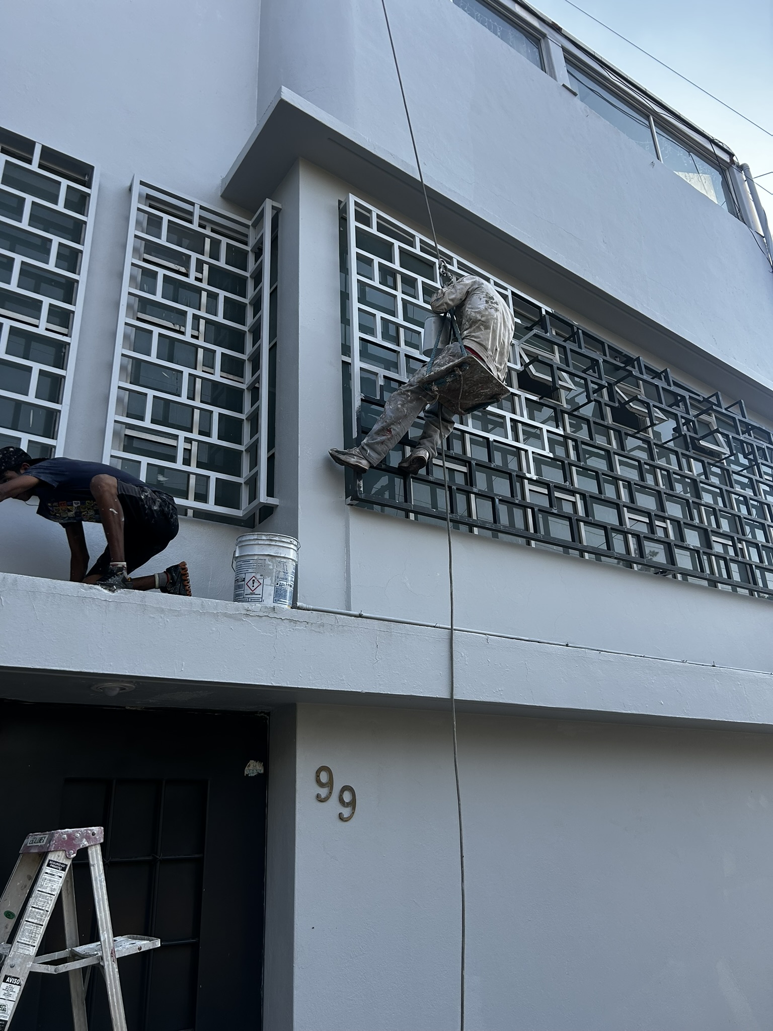 Pintura en fachada en edificio de oficinas en Lomas Verdes, EDO MEX