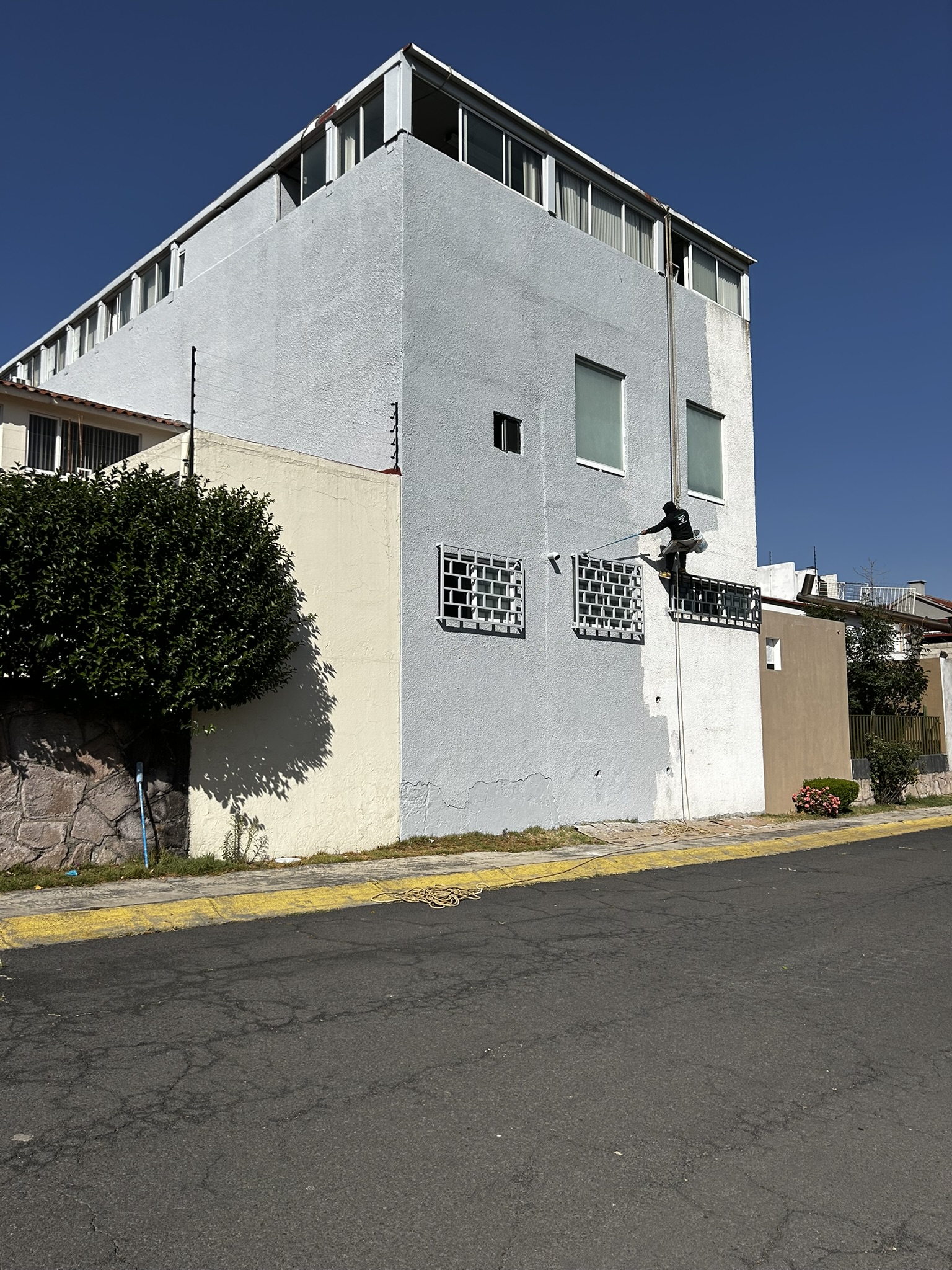 Pintura en fachada en edificio de oficinas en Lomas Verdes, EDO MEX