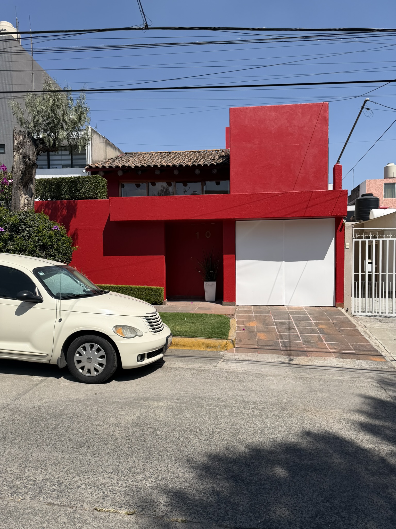 Pintura en fachada de casa en Ciudad Satélite, Naucalpan, EDO MEX