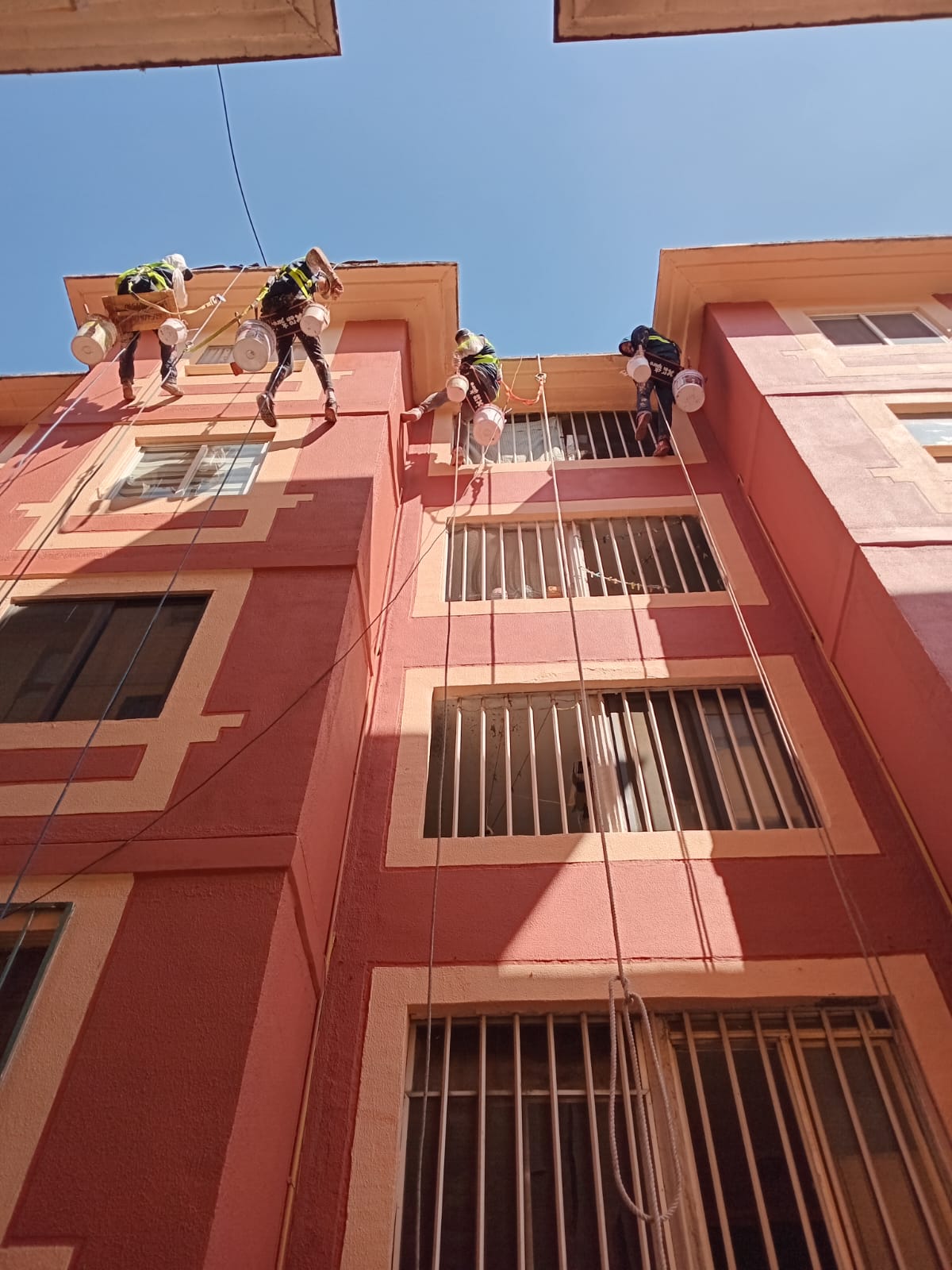 Pintura en fachada de edificio en CDMX