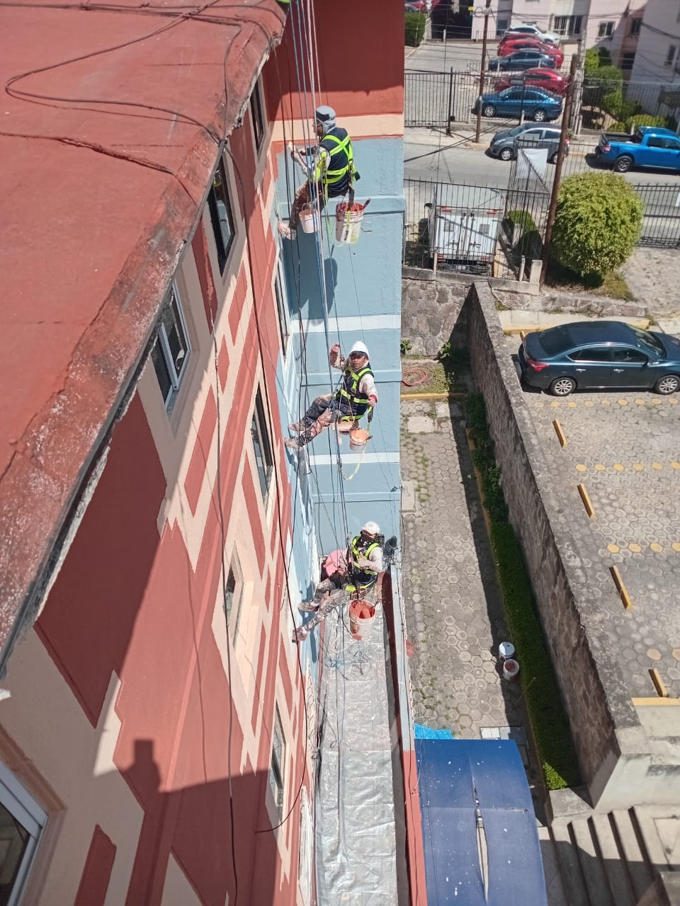 Pintura en fachada de edificio en CDMX