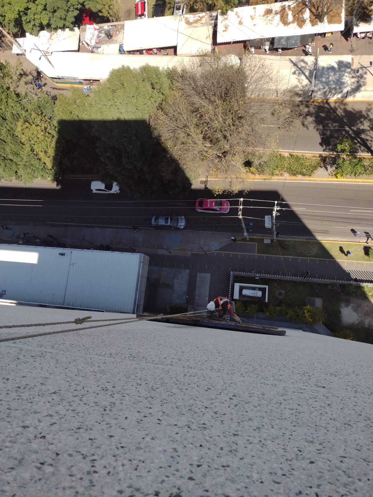 Trabajos en altura en fachada de edificio en CDMX