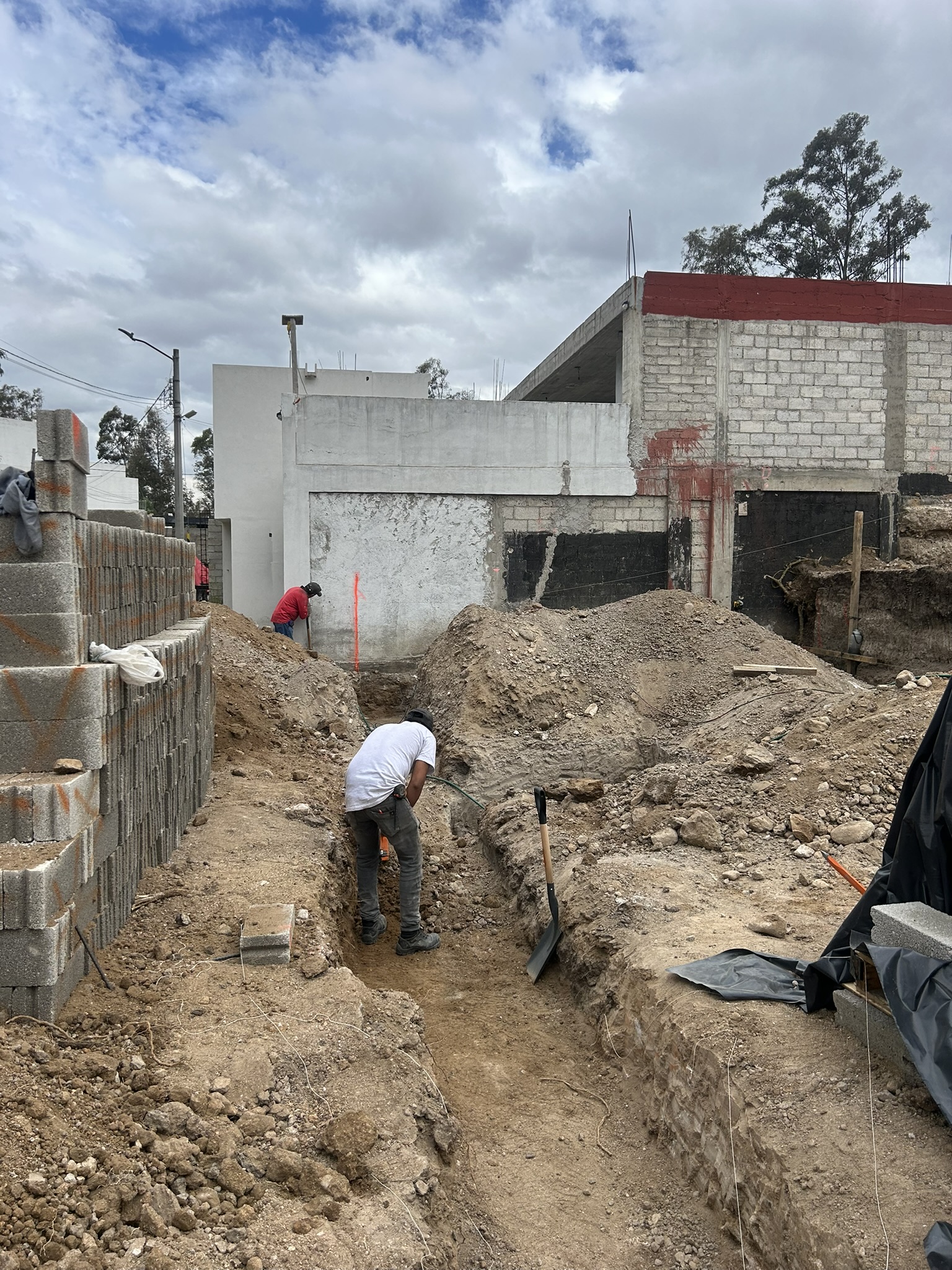 Trabajos de excavación para cimentación en Valle de Guadalupe, EDO MEX