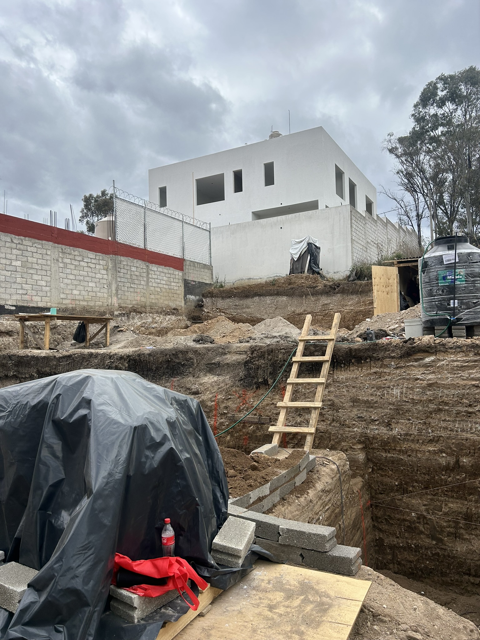 Trabajos de excavación para cimentación en Valle de Guadalupe, EDO MEX