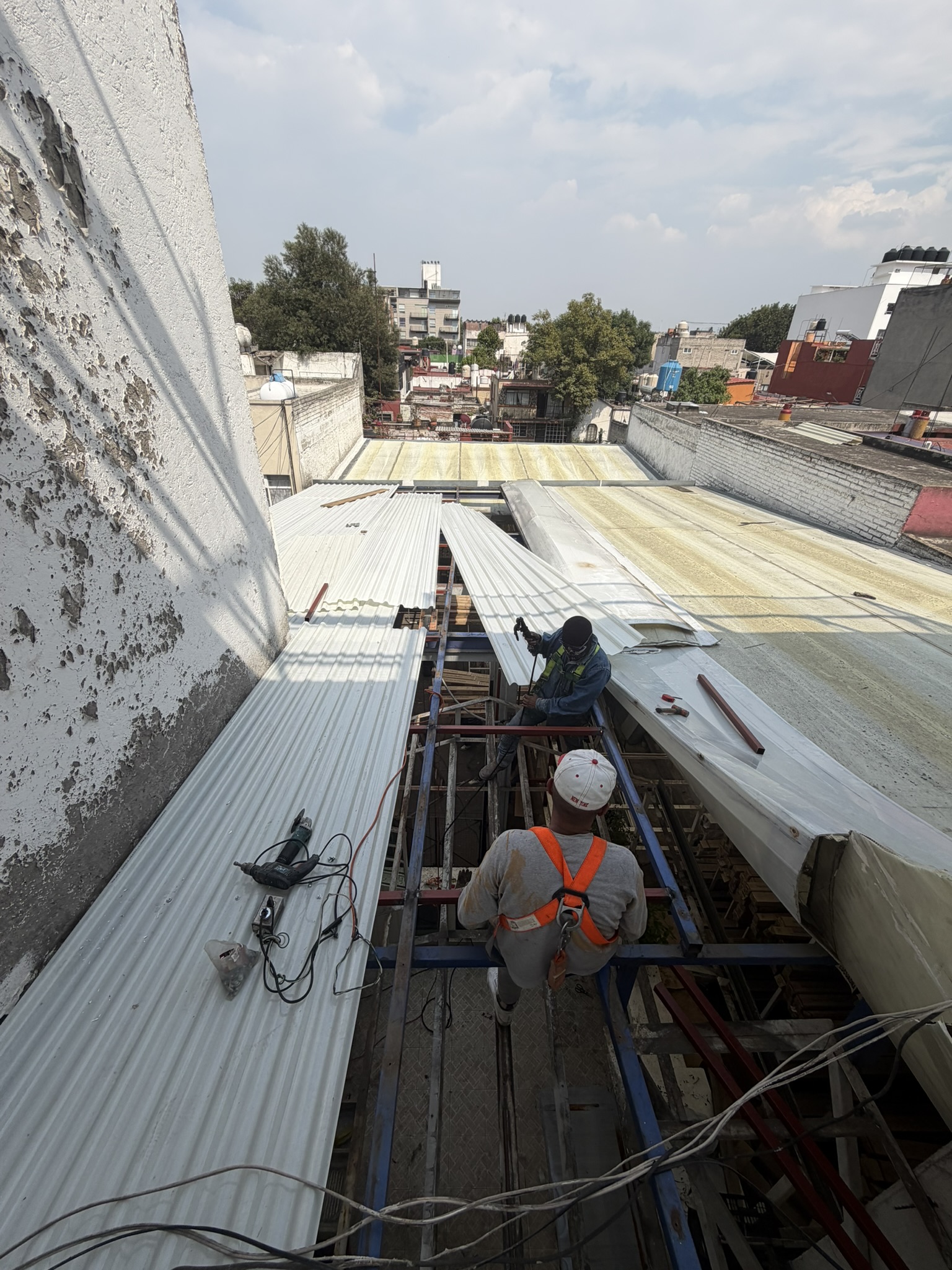 Cambio de policarbonato en mal estado a láminas acrílicas en MIguel Hidalgo, CDMX