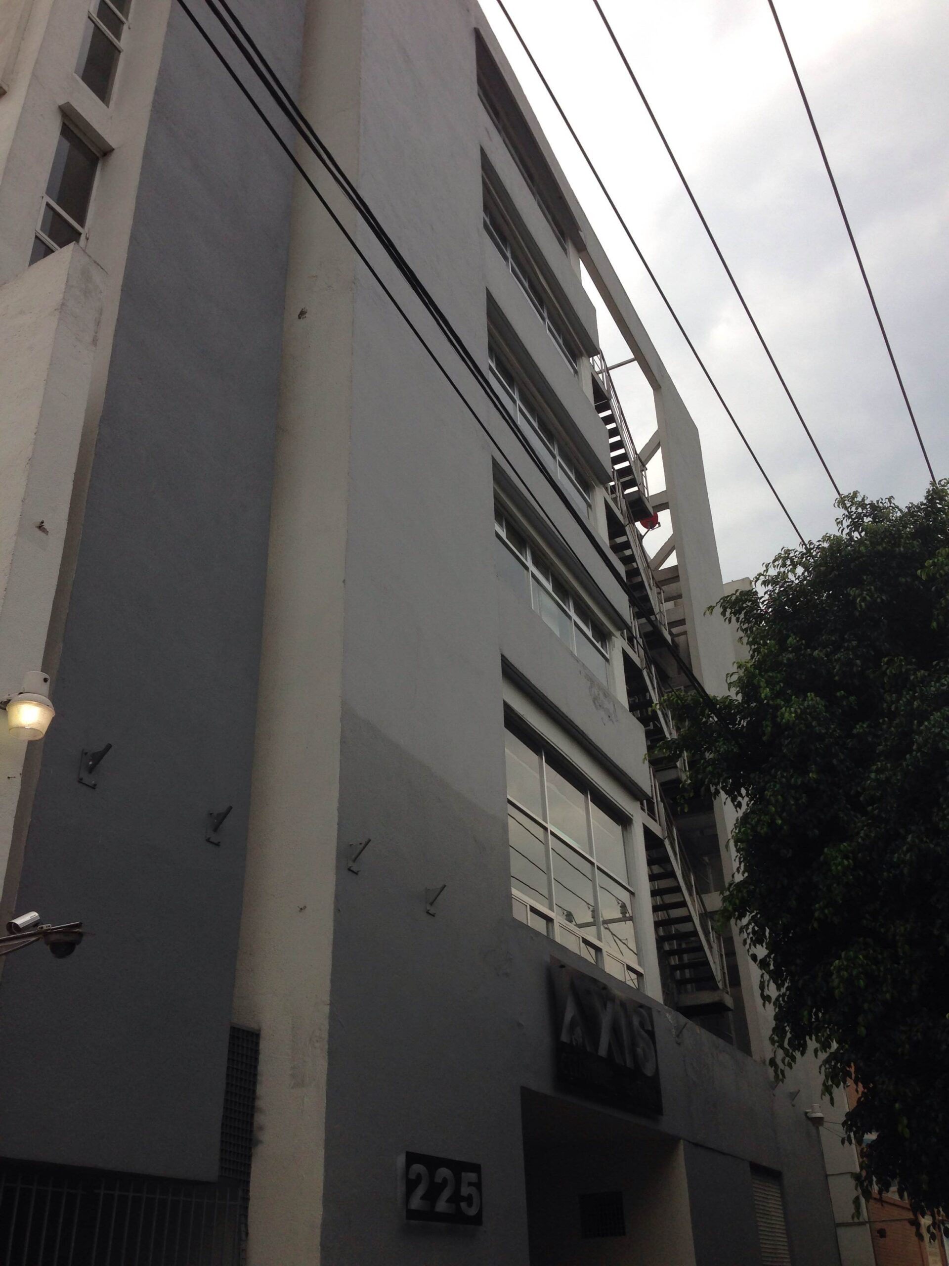 Trabajadores en una excavación profunda.