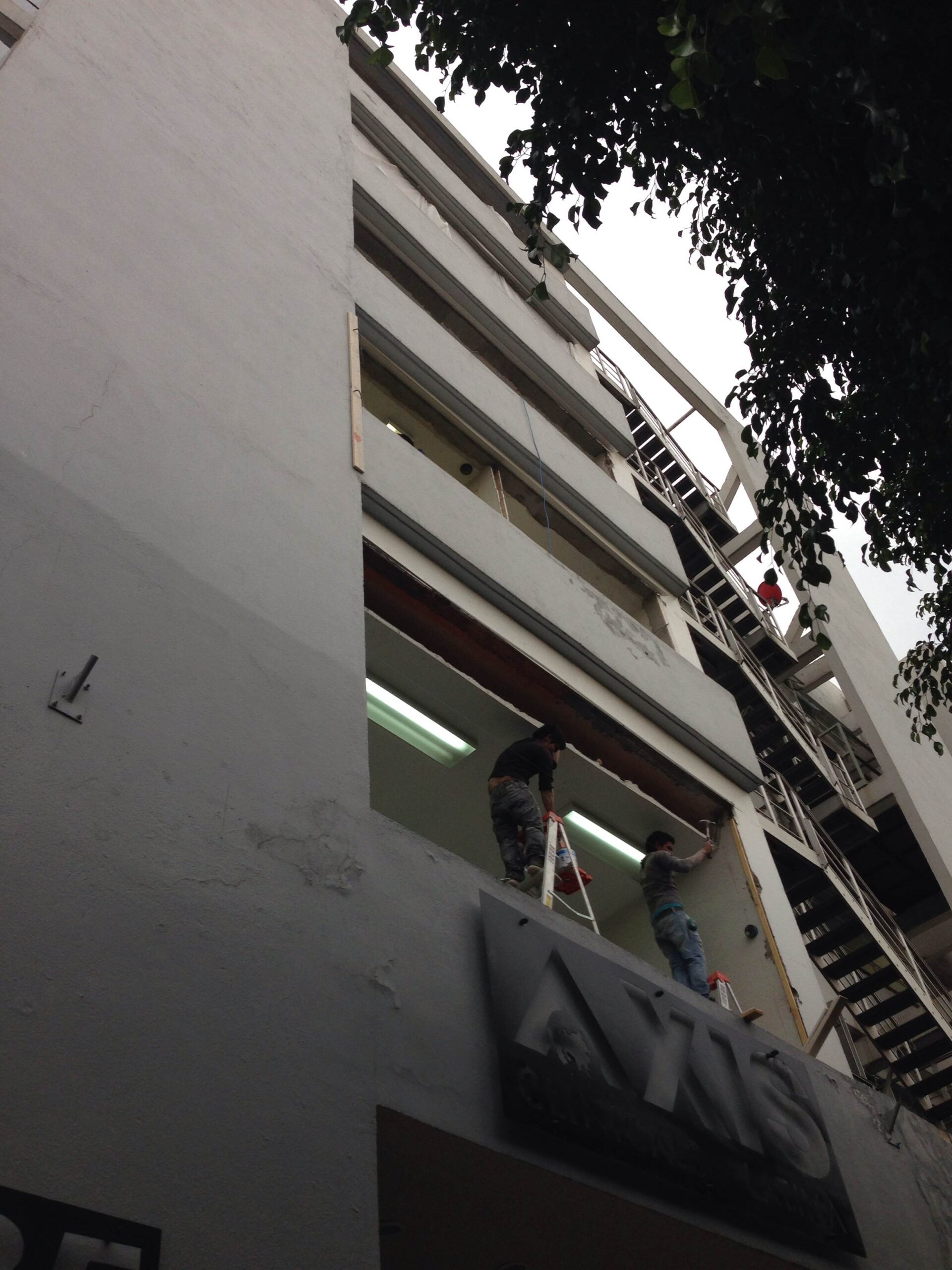 Cambio de ventanas en edificio en Guadalupe Tepeyac, CDMX